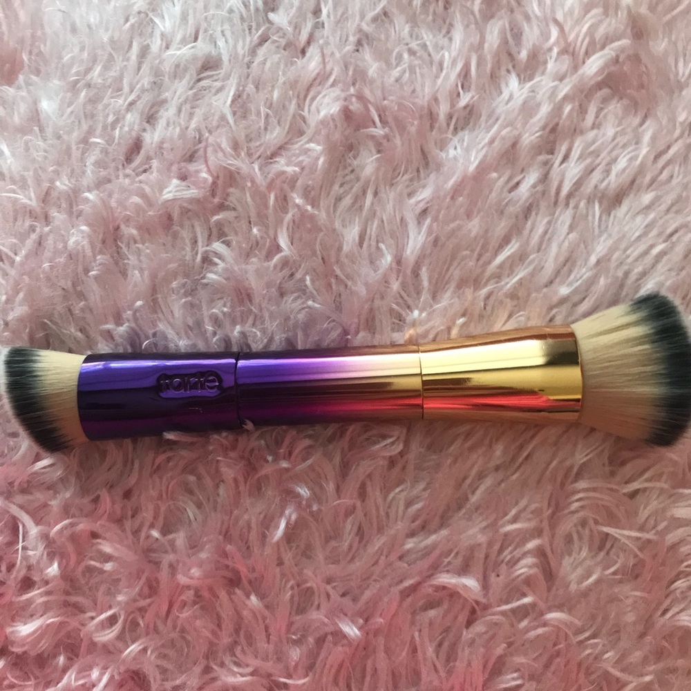 TARTE Double-ended foundation brush.